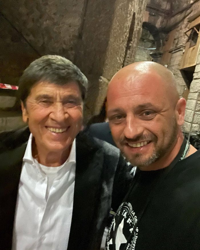 Luca Paparone nel backstage insieme a un cantante
