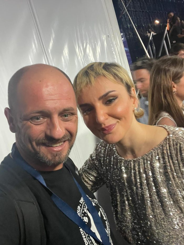 Luca Paparone dietro le quinte di uno spettacolo insieme a una cantante