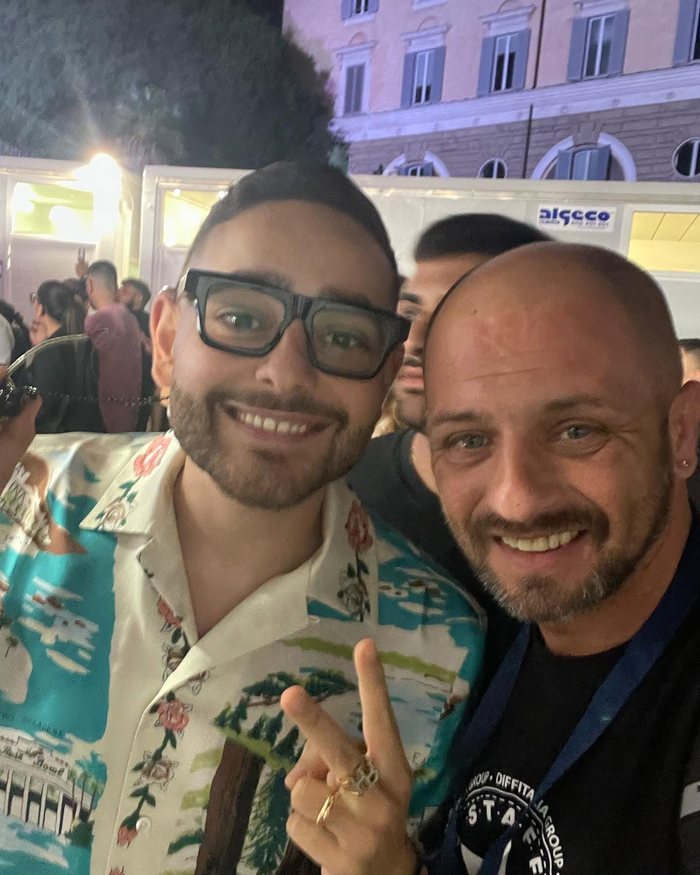 Luca Paparone a un evento dal vivo insieme a un artista