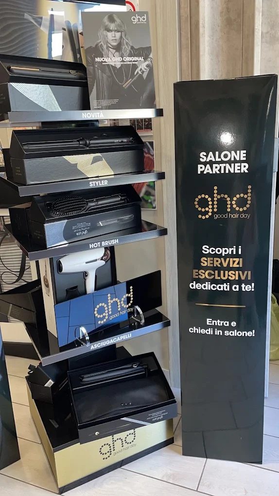 Espositore ghd nel salone La Luna con piastre, spazzole e asciugacapelli