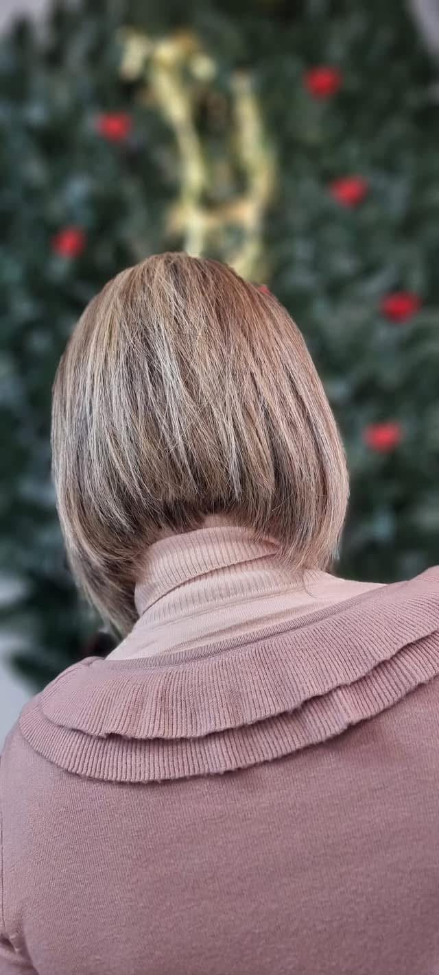 Caschetto con nuca corta e schiariture beige, lavoro di Luca Paparone