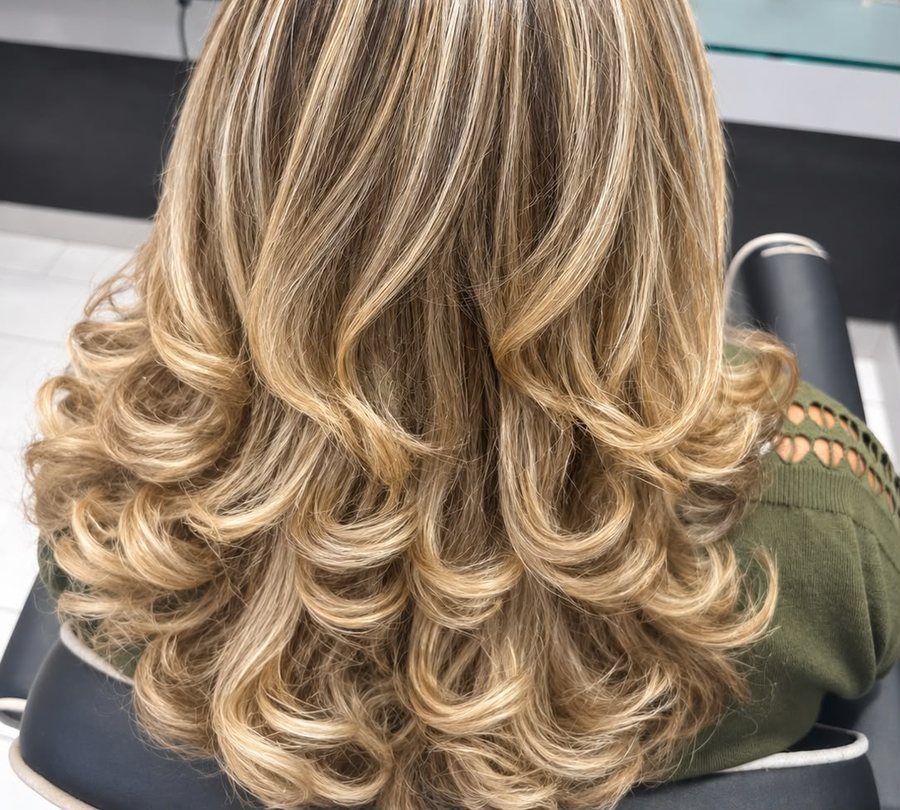 Piega con onde morbide su capelli biondi schiariti, lavoro di Luca Paparone