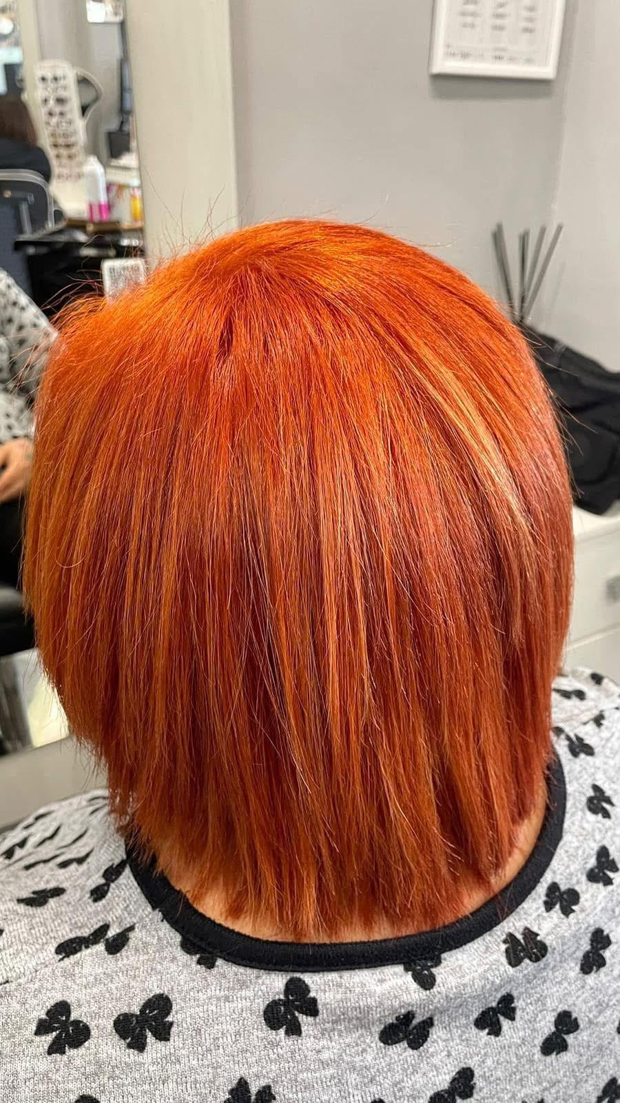 Caschetto con colore rame acceso, visto da dietro, lavoro di Luca Paparone